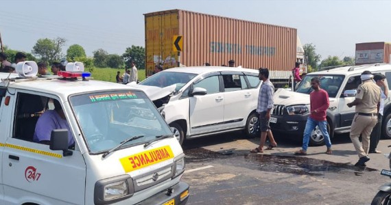 चंद्रशेखर बावनकुळे के प्रचार काफिले का हादसा; हादसा में तीन कार्यकर्ता घायल