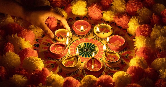 Diwali Special : अंधकार से उजाले की ओर दीयों की दुनिया! प्रकाश और परंपरा का संगम