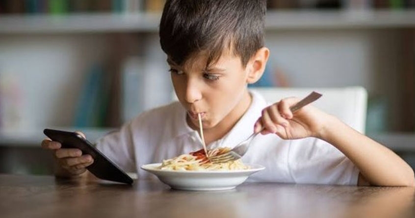 child does not eat without mobile risk of weight gain 