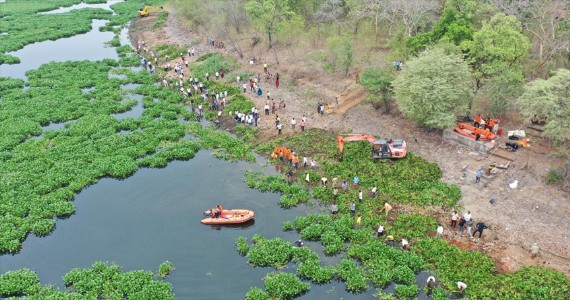 ऐतिहासिक अंबाझरी तालाब को 'जलकुंभी' से मुक्त करने के लिये जुटे सैकड़ो लोग