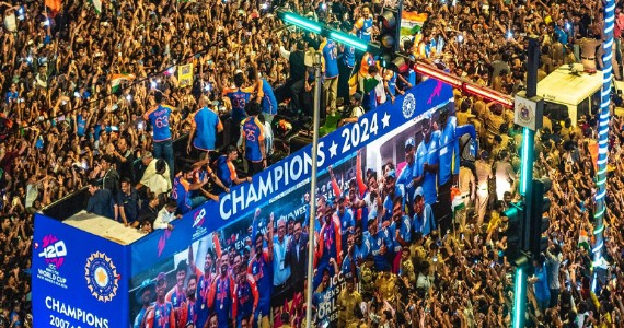 जीत की खुशी में डूबा मुंबई, टीम इंडिया की विक्ट्री परेड में लाखों का हुजूम